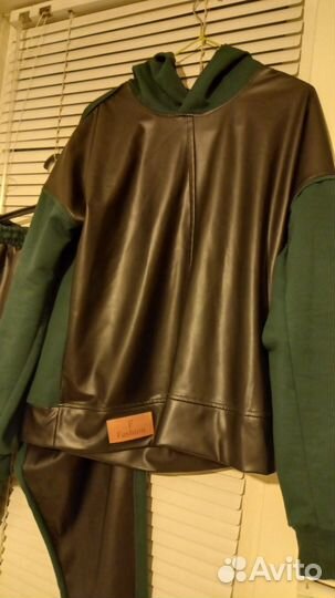 Спортивный трикотажно-кожаный костюм