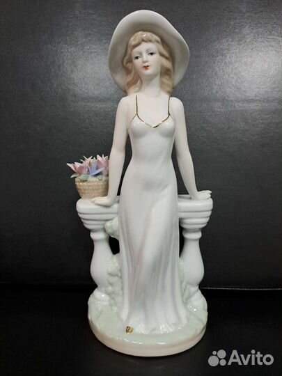 Фарфоровая статуэтка Дама с лилиями 30 см