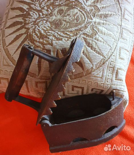 Старинный угольный утюг