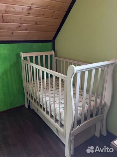 Детская кроватка с продольным маятником