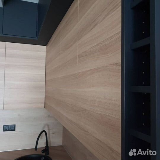 Угловая кухня с островом и антресольным рядом