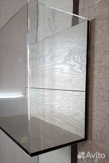 Настенный акриловый футляр. Закрытая полка стеклом