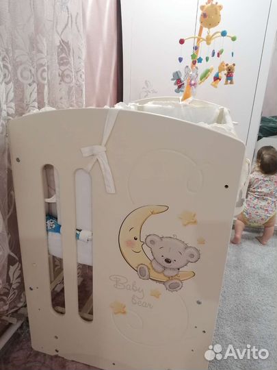 Детская кроватка с маятником