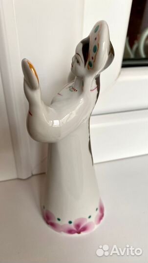 Статуэтка Фарфоровая отцово подаренье