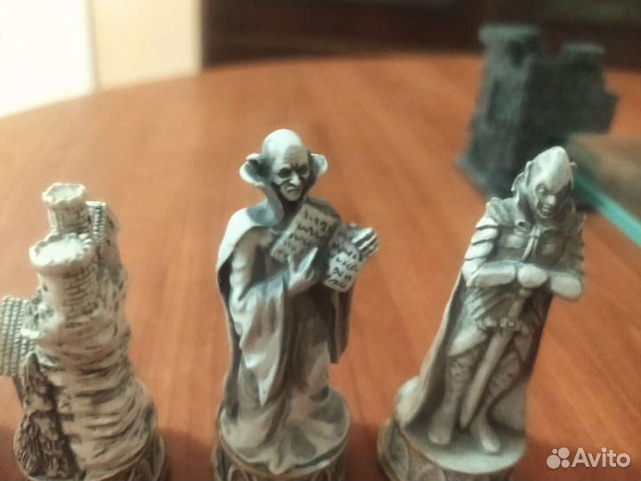 Шахматы. Ручная работа. Оборотни против вампиров