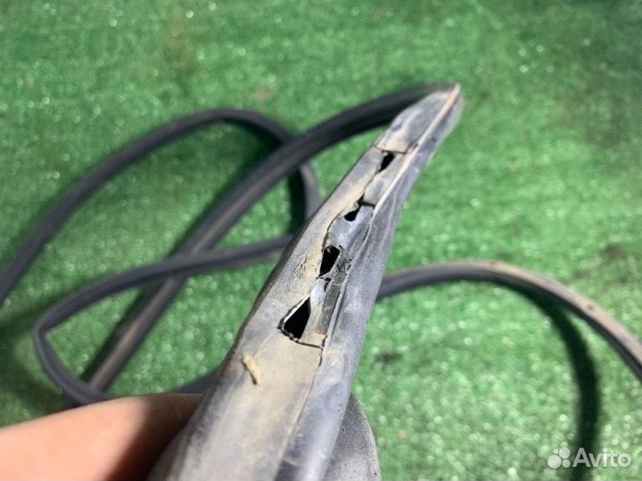 Уплотнитель двери передний левый Kia Sportage G4KD