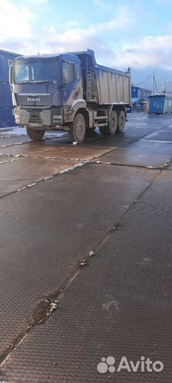 У слуги экскаватор погрузчик, самосвалы