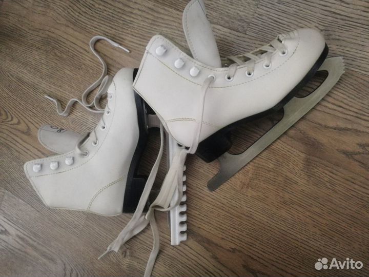 Коньки фигурные 30 и 32 размер