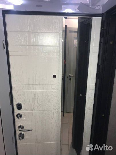 Входная дверь с зеркалом 