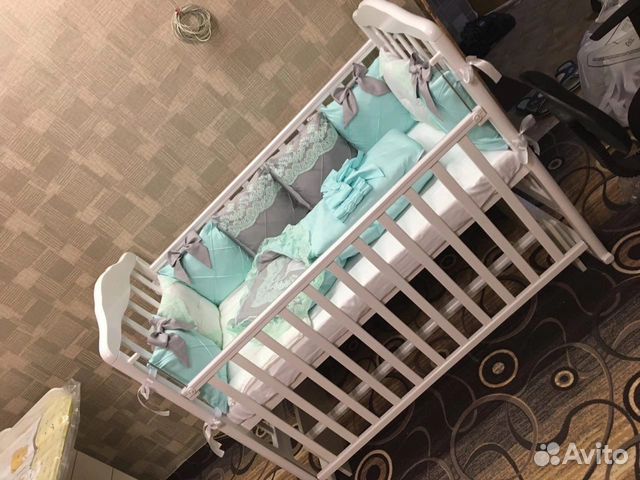 Детская кроватка с маятником