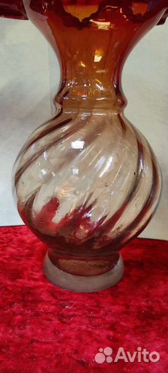 Красивая Стеклянная Ваз. Красное стекло