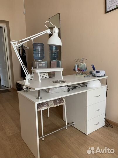 Маникюрный стол с вытяжкой