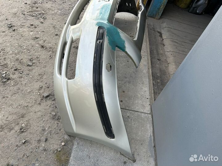 Передний бампер на тойота авенсис