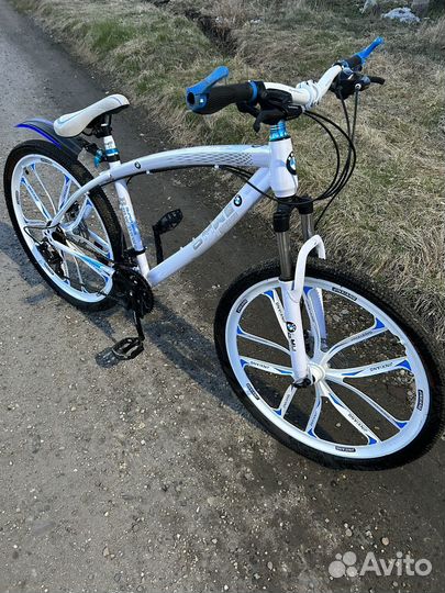 Велосипед на литых дисках BMW