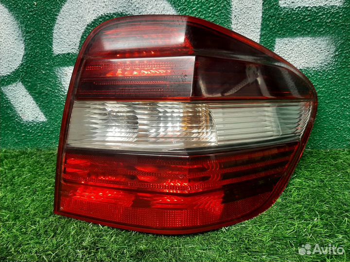 Фонарь задний правый на Mercedes W164