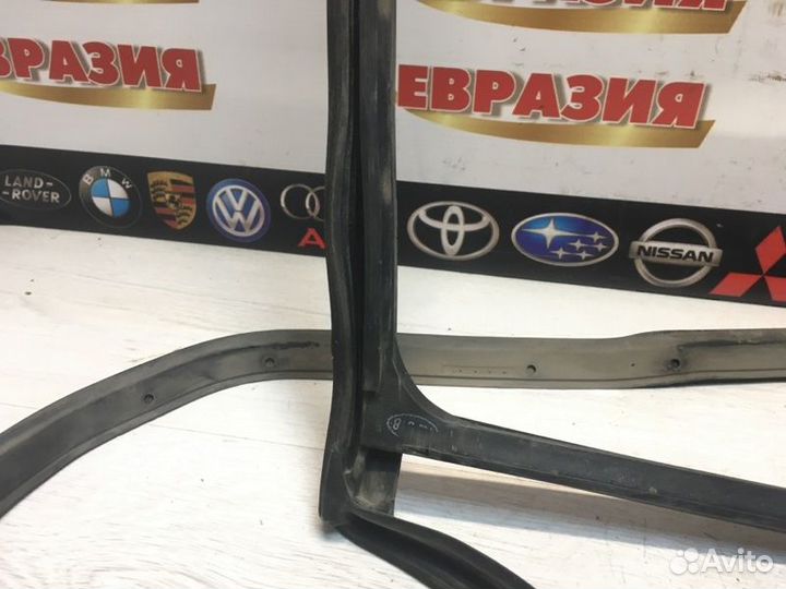 Уплотнитель стекла двери задний левый Volkswagen