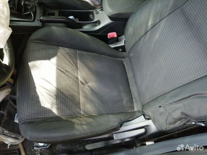 Передние сидения Mitsubishi Lancer Cedia 10