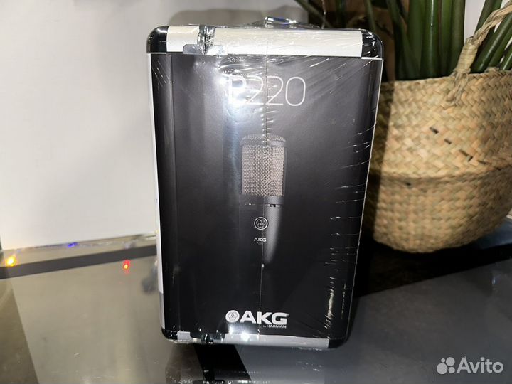 Микрофон AKG P220