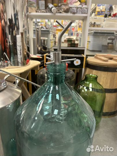 Попугай на банку, бутыль без крышки