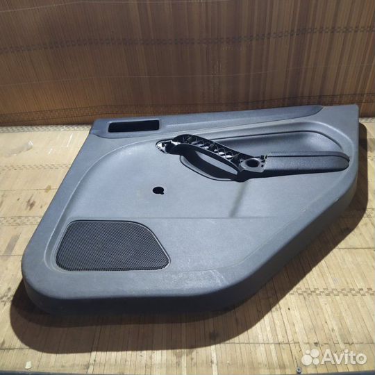 Обшивка боковой двери задняя правая Ford Focus 2