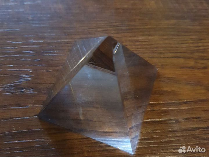 Стеклянная пирамидка