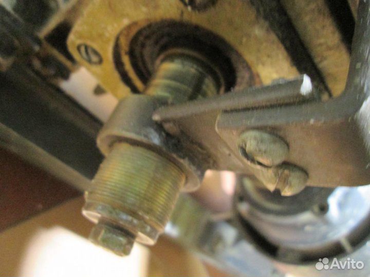 Электродвигатель с редуктором на платформе