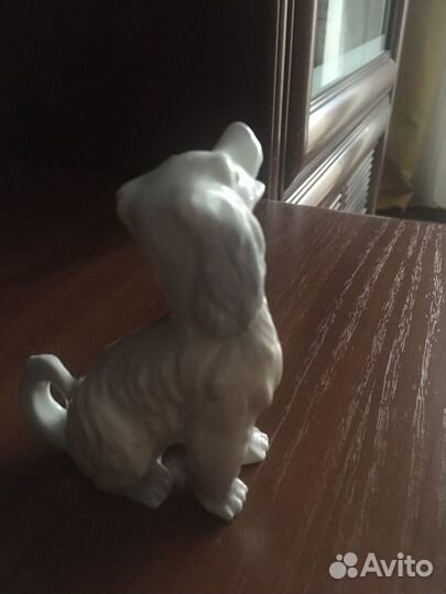 Фарфоровая статуэтка собачки