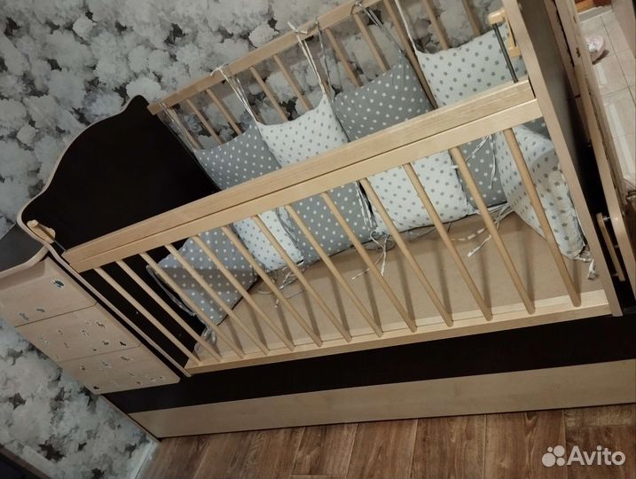 Детская кроватка с маятником и ящиком