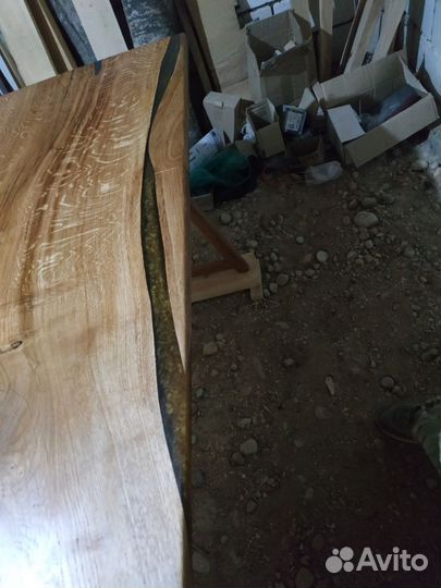 Стол с эпоксидной смолой