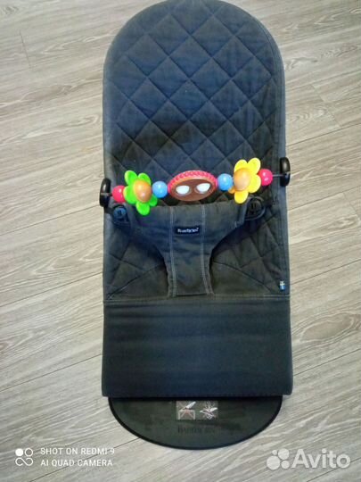 Шезлонг babybjorn с игрушкой