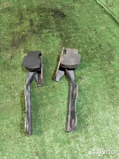 Петля капота Mitsubishi Lancer