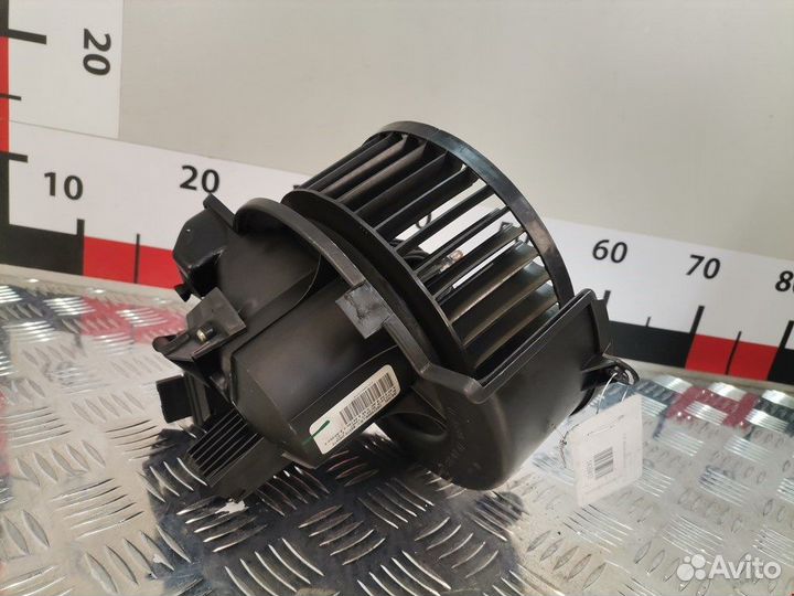 Моторчик печки для Opel Zafira B 13333050