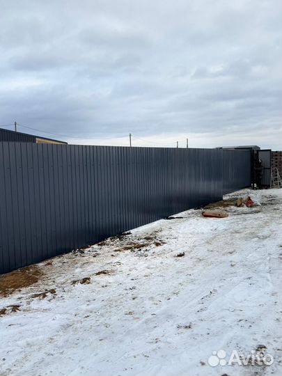 Установка монтаж забора из профнастила зимой