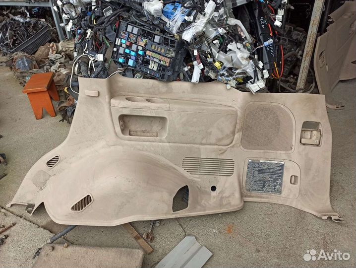 Обшивка багажника правая Toyota Land Cruiser 200