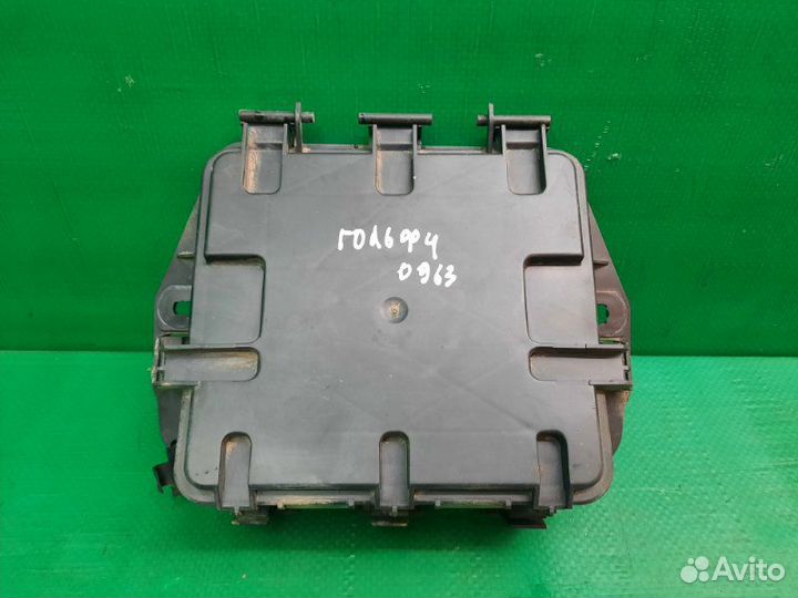 Корпус блока предохранителей Volkswagen Golf 4