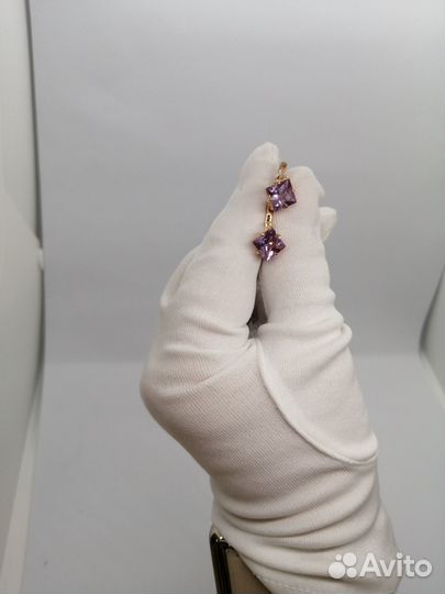 Золотые серьги с камнем