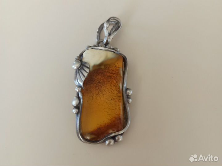 Янтарный кулон