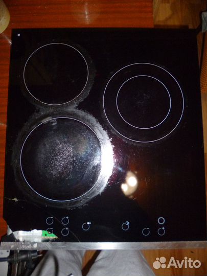 Две разные варочные панели с разбитым стеклом