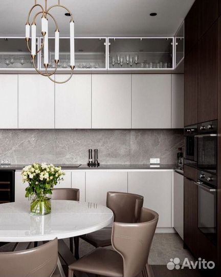 Прямая кухня в бежевом глянце и матовом дереве