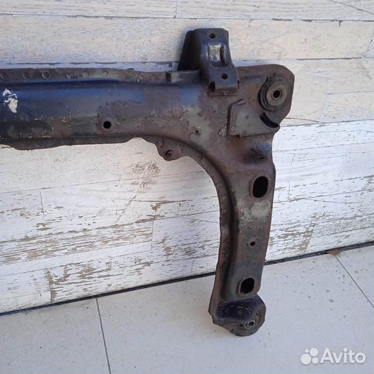 Балка передняя подрамник Audi 80 B4