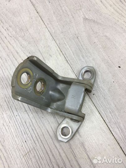 Петля двери Nissan almera G15 Прав