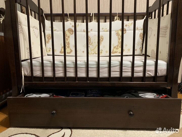 Детская кроватка с маятником