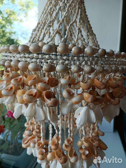 Подвесная люстра из ракушек