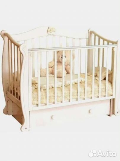 Детская кроватка с маятником