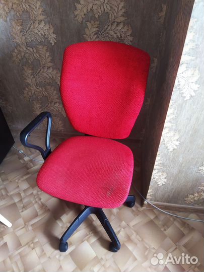 Компьютерный стул на колёсиках
