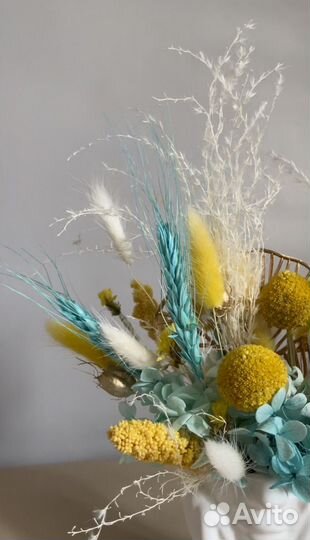 Интерьерная композиция в гипсовой вазе девушка