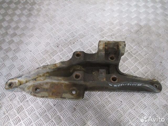 Кронштейн пневморессоры правый Volvo 20704076