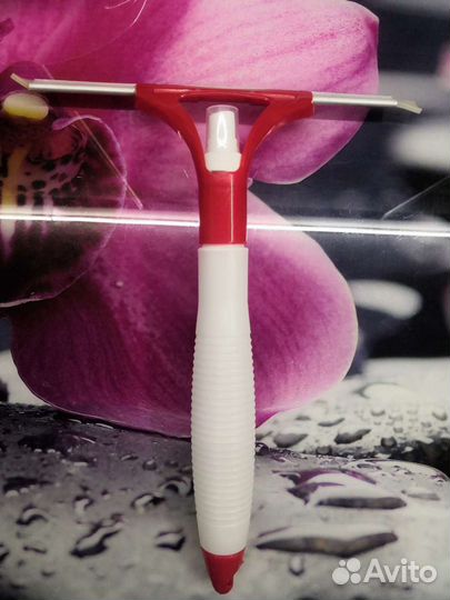 Стеклоочиститель-скребок с разбрызгивателем