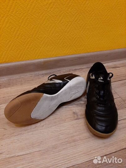 Кроссовки футзальные б/у demix