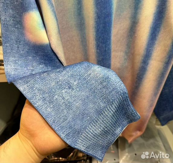 Свитшот supreme blurred logo на руках